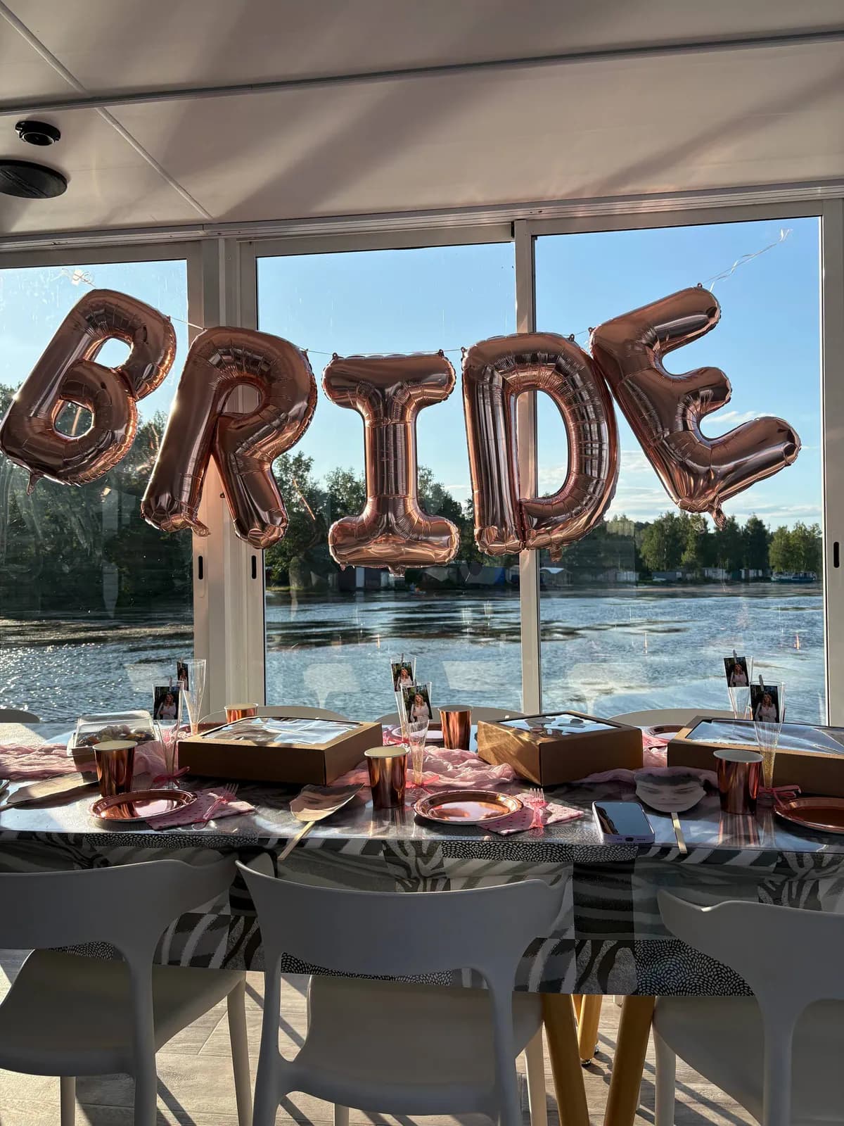 Девичник на хаусботе в Воронеже с декором Bride и сервировкой у панорамных окон