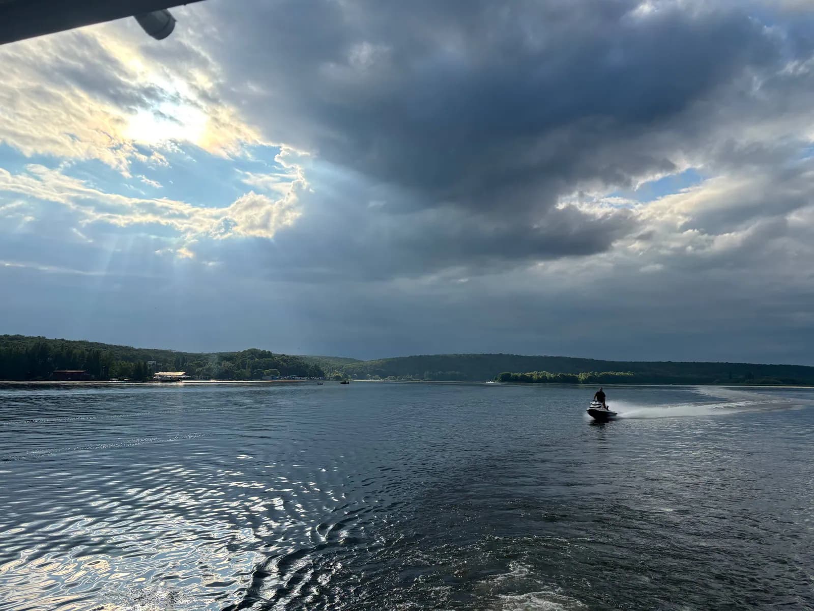 Широкая акватория с драматичным небом во время прогулки на воде в Воронеже