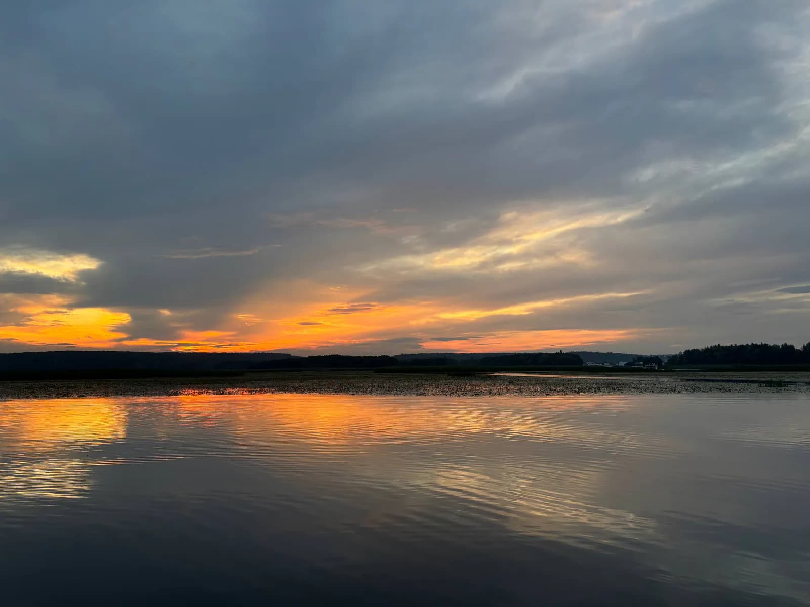 Закат над водой во время прогулки на хаусботе в Воронеже