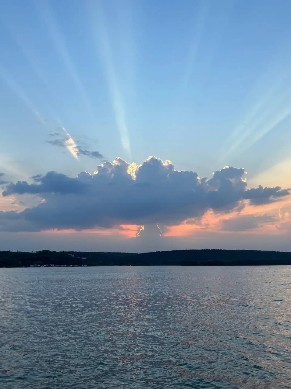 Вечернее небо над водой во время прогулки на хаусботе