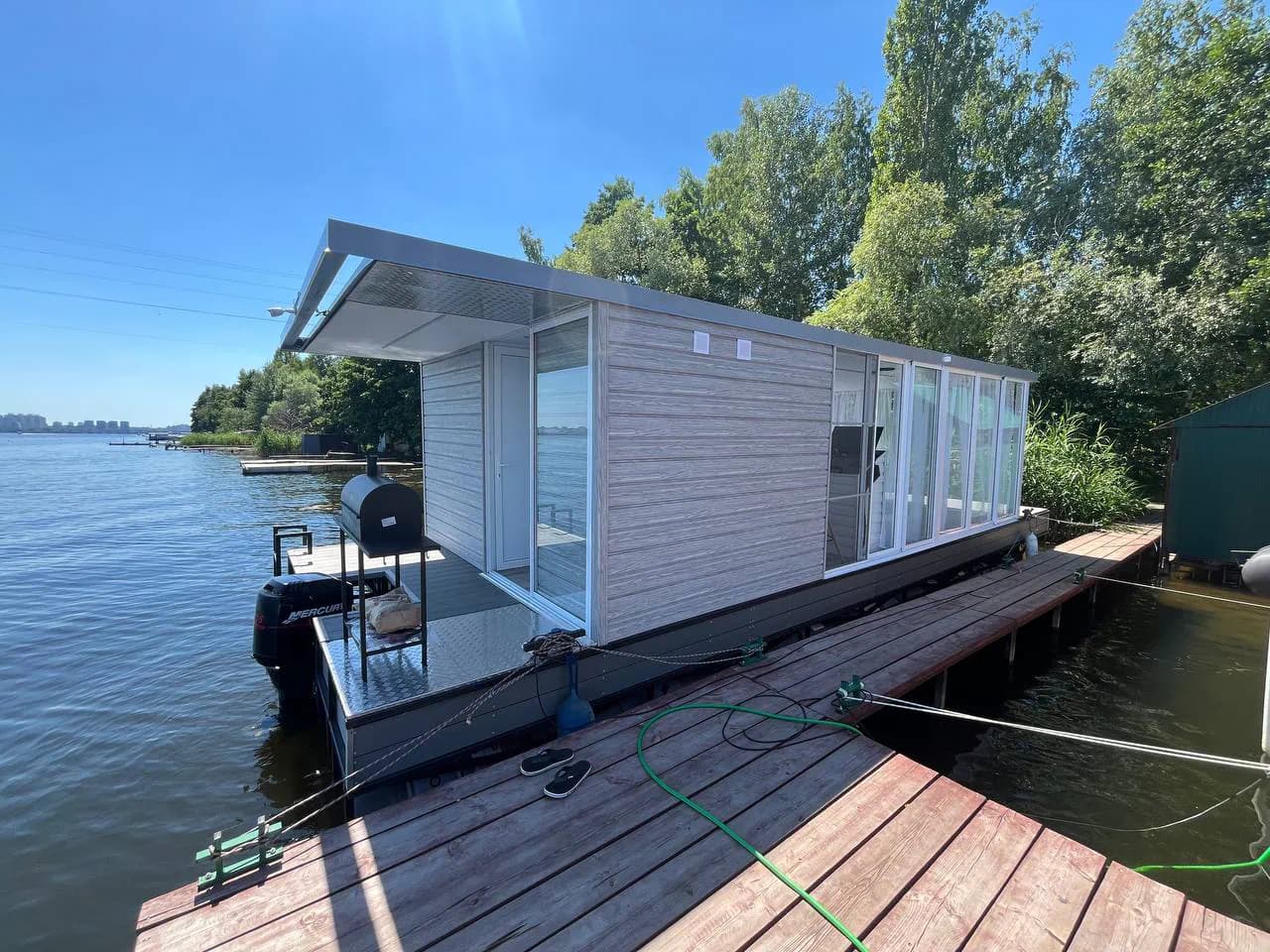 Хаусбот «На волне» у причала перед посадкой гостей