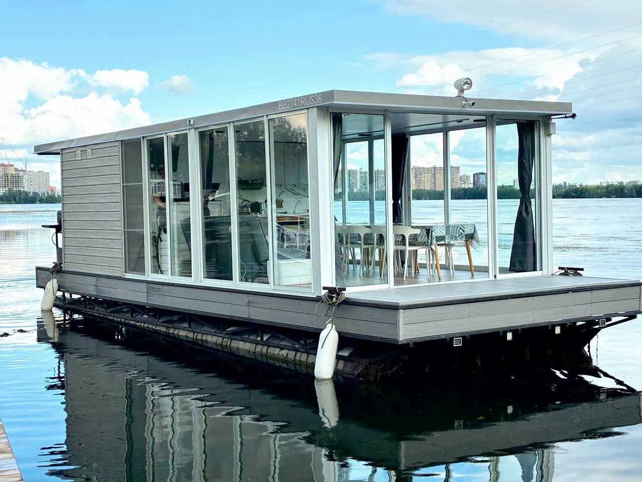 Хаусбот «На волне» на воде в Воронеже с панорамными окнами и открытой палубой