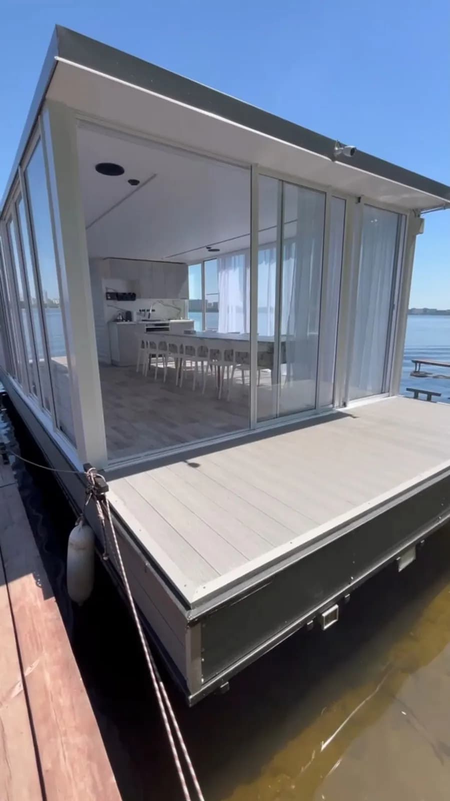 Хаусбот «На волне» у причала в Воронеже с панорамным стеклянным салоном