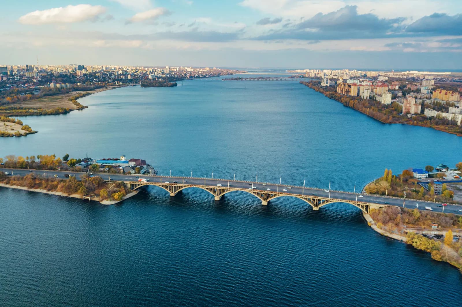 Вид с воздуха на Воронежское водохранилище и мост в Воронеже